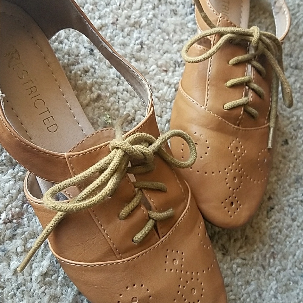 Restricted Oxford Shoes